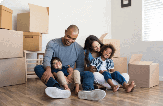 Familia viviendo feliz